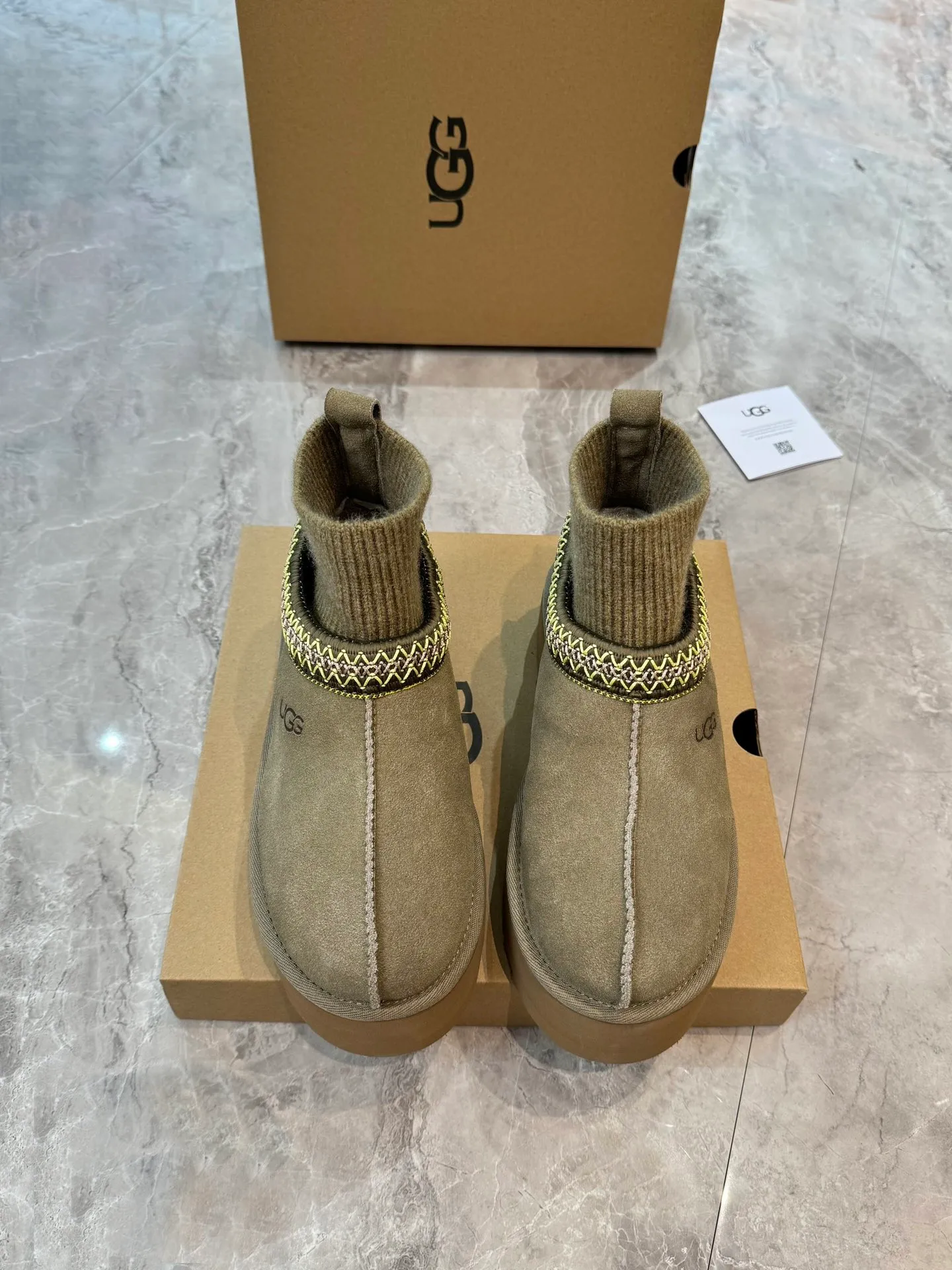 Self-pickup 💰520 New snow boots 1125956 Ethnic style plus sock cover, the sock cover is inserted into the wool. The surface is made of imported silk cow suede, and the inner part is made of Longfeng fur. Foam outsole has light anti-slip characteristics. Four colors, 35-40